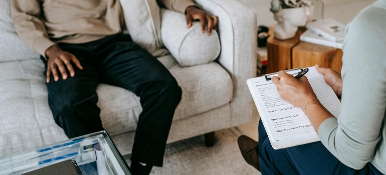 Adult client working with a therapist on how to make the most of a limited number of therapy sessions