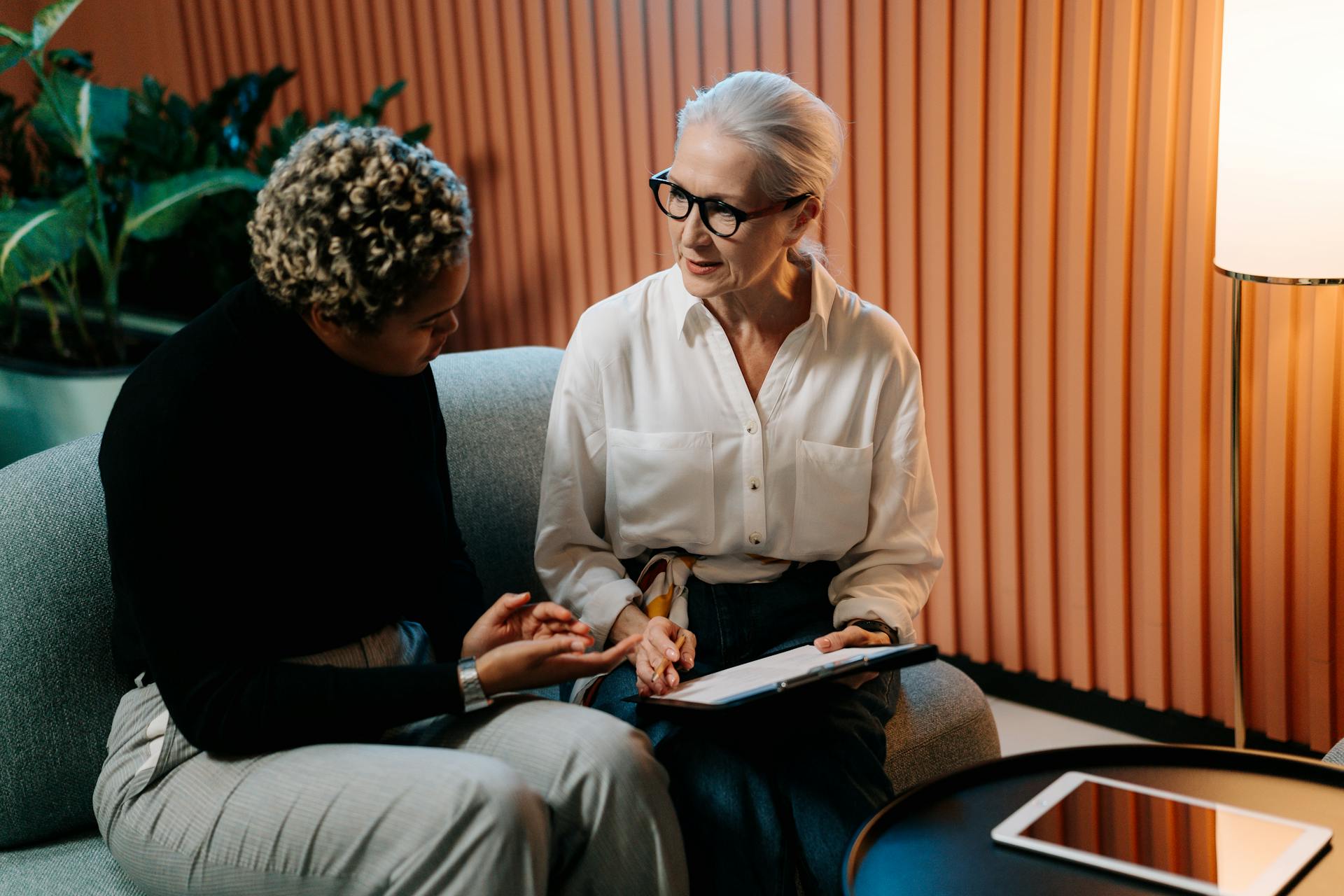 Addiction counselor in Massachusetts talking with a patient during a flexible addiction treatment session