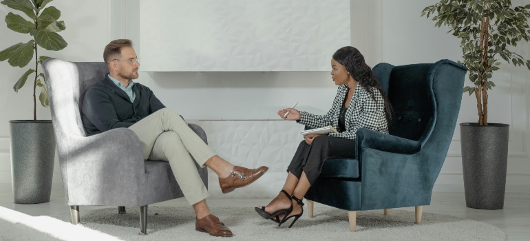 Therapist speaking with a patient about what mental illness is most associated with addiction.