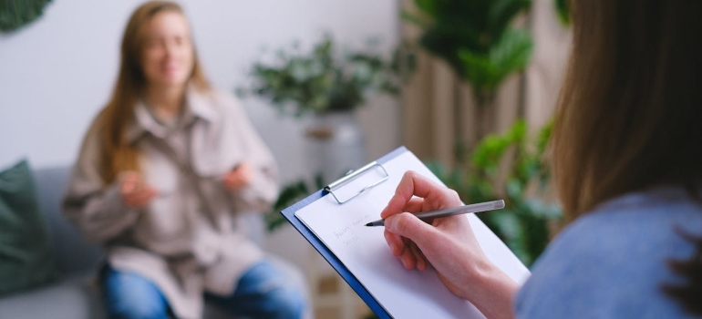 a woman talking to the therapist 